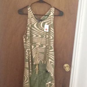 Long shirt sleeveless with necklace shirt in front long in the back